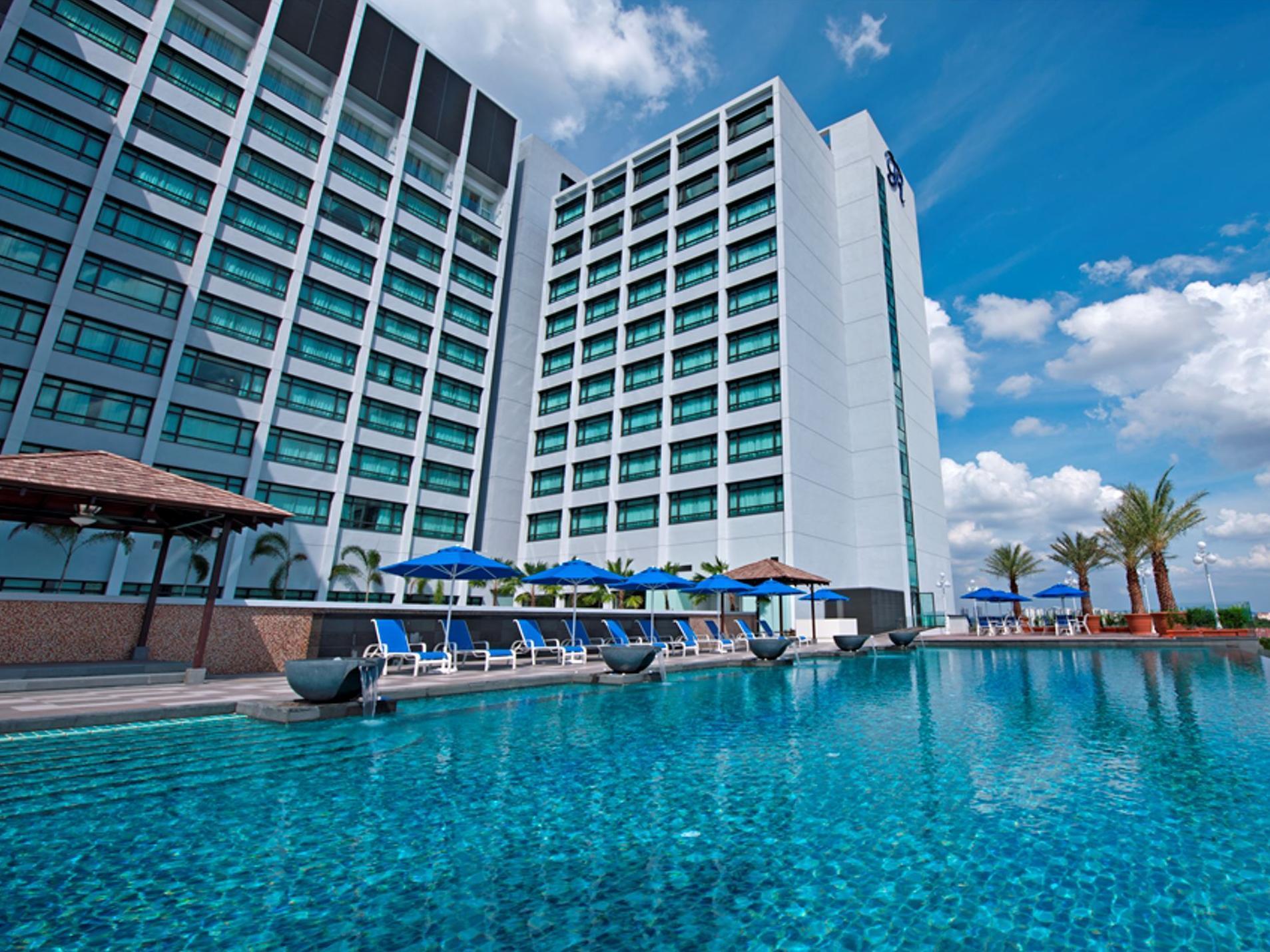 Royale Chulan Damansara Hotel Petaling Jaya Exterior photo The hotel's swimming pool