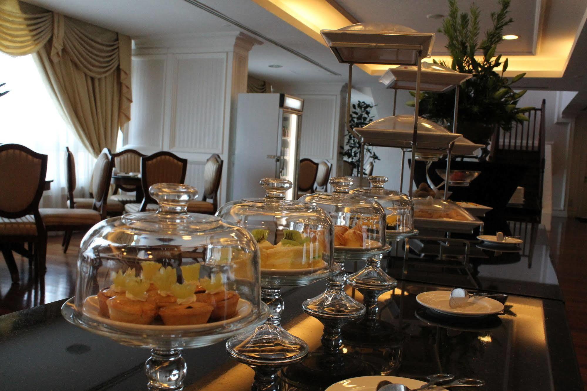 Royale Chulan Damansara Hotel Petaling Jaya Exterior photo A buffet at a hotel
