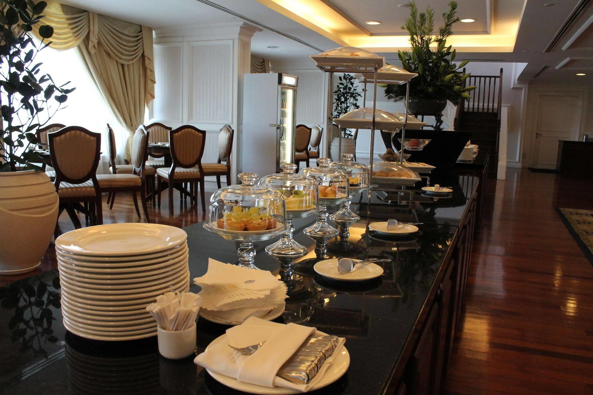 Royale Chulan Damansara Hotel Petaling Jaya Exterior photo A buffet at a hotel
