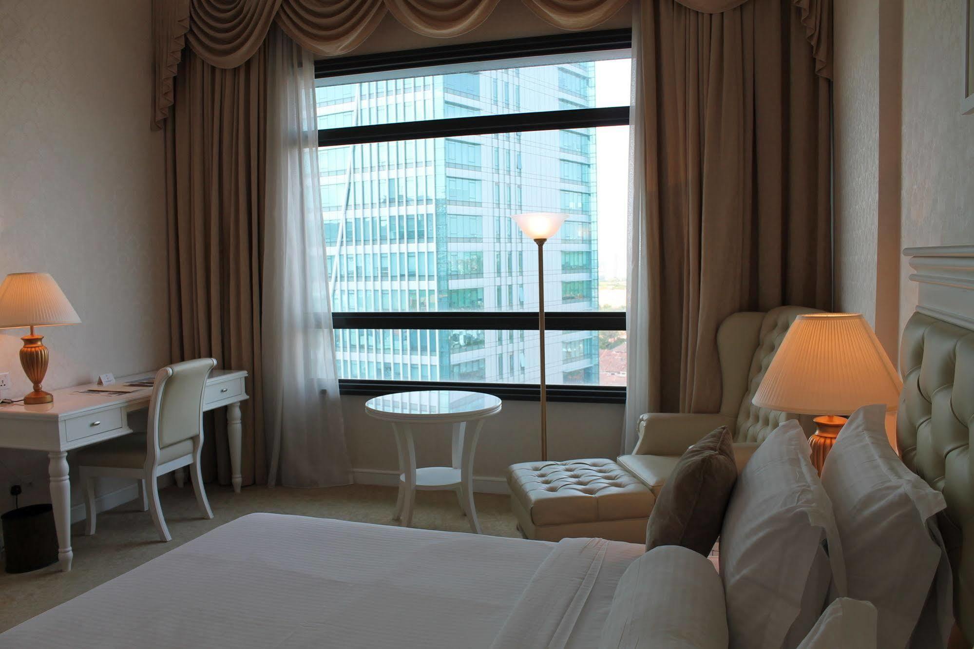 Royale Chulan Damansara Hotel Petaling Jaya Exterior photo A room at the hotel