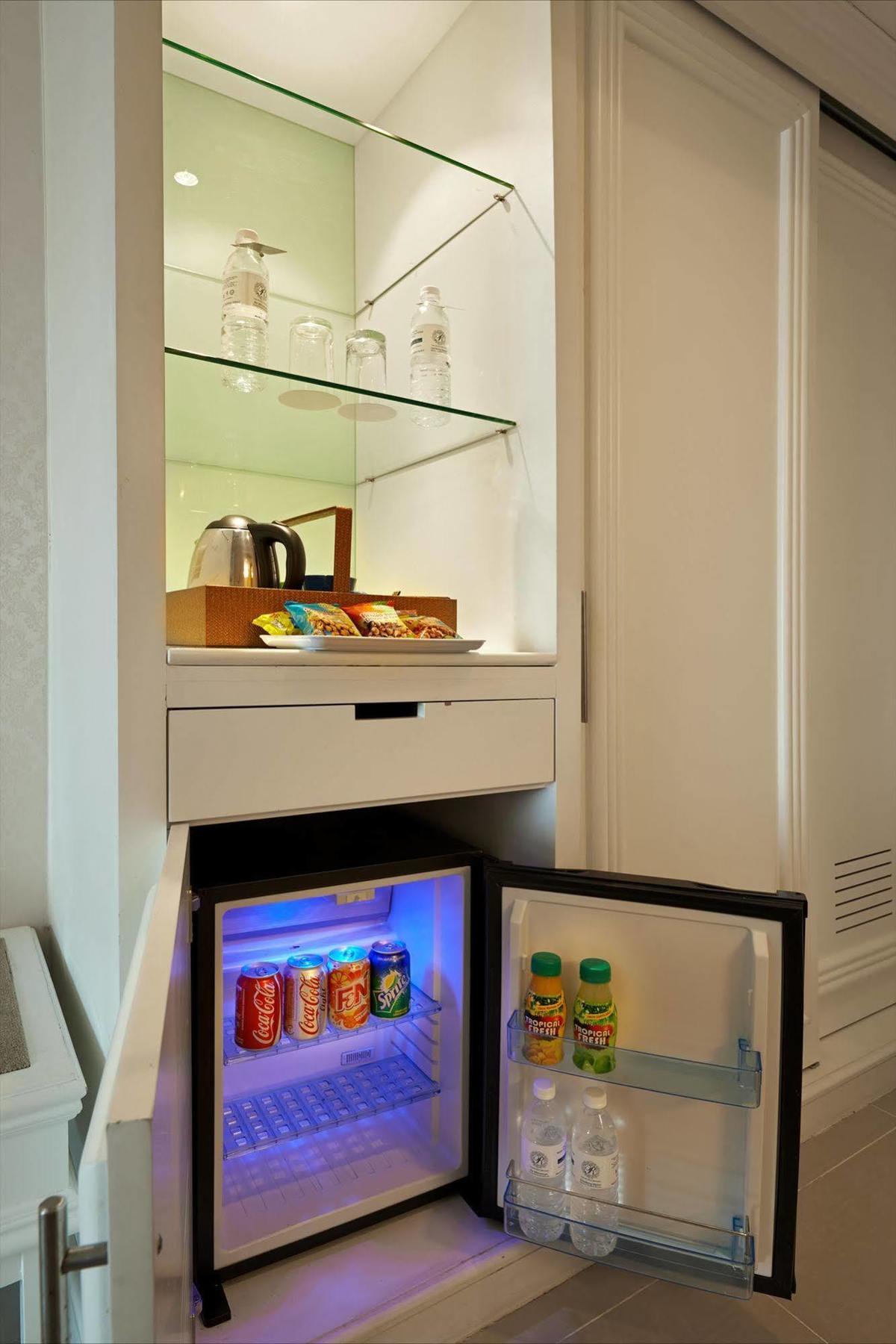 Royale Chulan Damansara Hotel Petaling Jaya Exterior photo A mini-bar in a hotel room