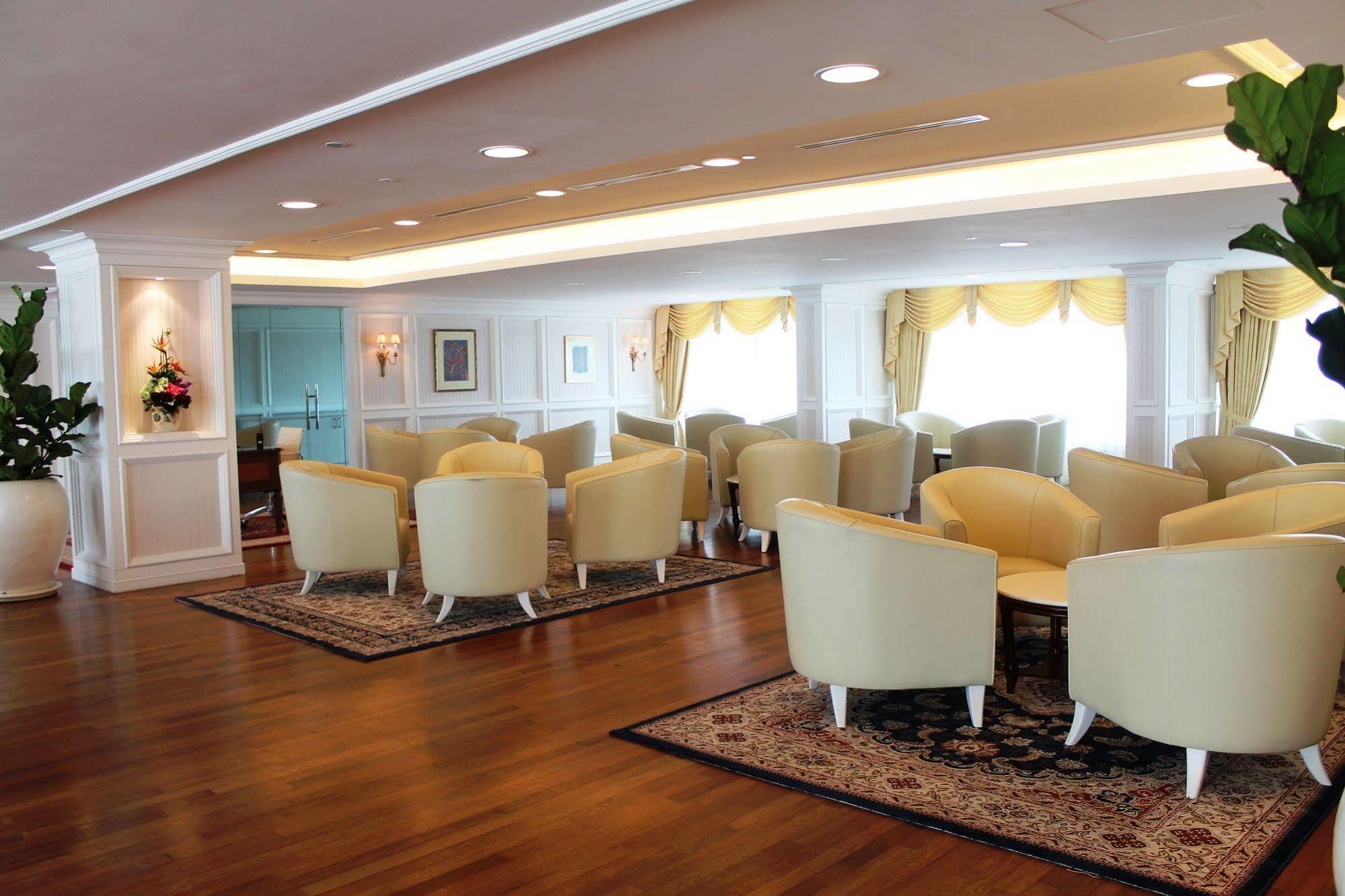 Royale Chulan Damansara Hotel Petaling Jaya Exterior photo The lounge at the airport